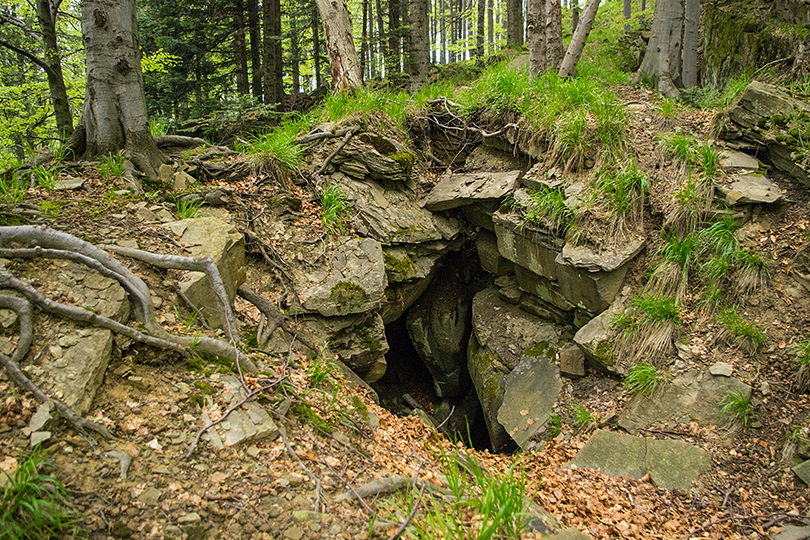 jaskinia w pękniętej skale, jaskinia św. Szczepana i jaskinia Niedźwiedzia na rowerze